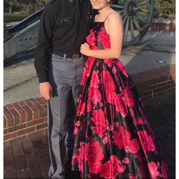 Betsy & Adam Red Black Roses Formal Gown Size 8 - Picture 11 of 11